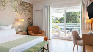 Classic Double Room, Pool View | Item bar mini percuma, peti besi dalam bilik, meja