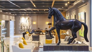 Lobby-lounge