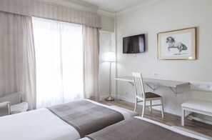 Minibar với thức ăn, đồ uống miễn phí, két bảo mật tại phòng, bàn 