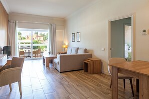 32-inch flat-screen TV with cable channels, TV - Hotel Jerez & Spa (Jerez de la Frontera)