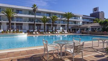 Piscine couverte, piscine extérieure, parasols de plage, chaises longues