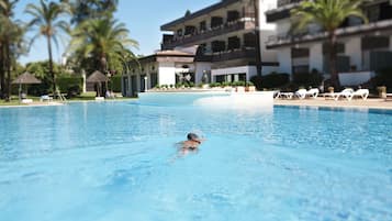 Piscina coperta, piscina all'aperto, ombrelloni da piscina, lettini