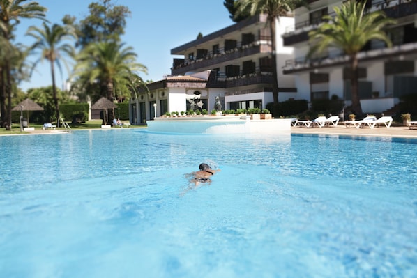 Piscina coperta, piscina all'aperto, ombrelloni da piscina, lettini