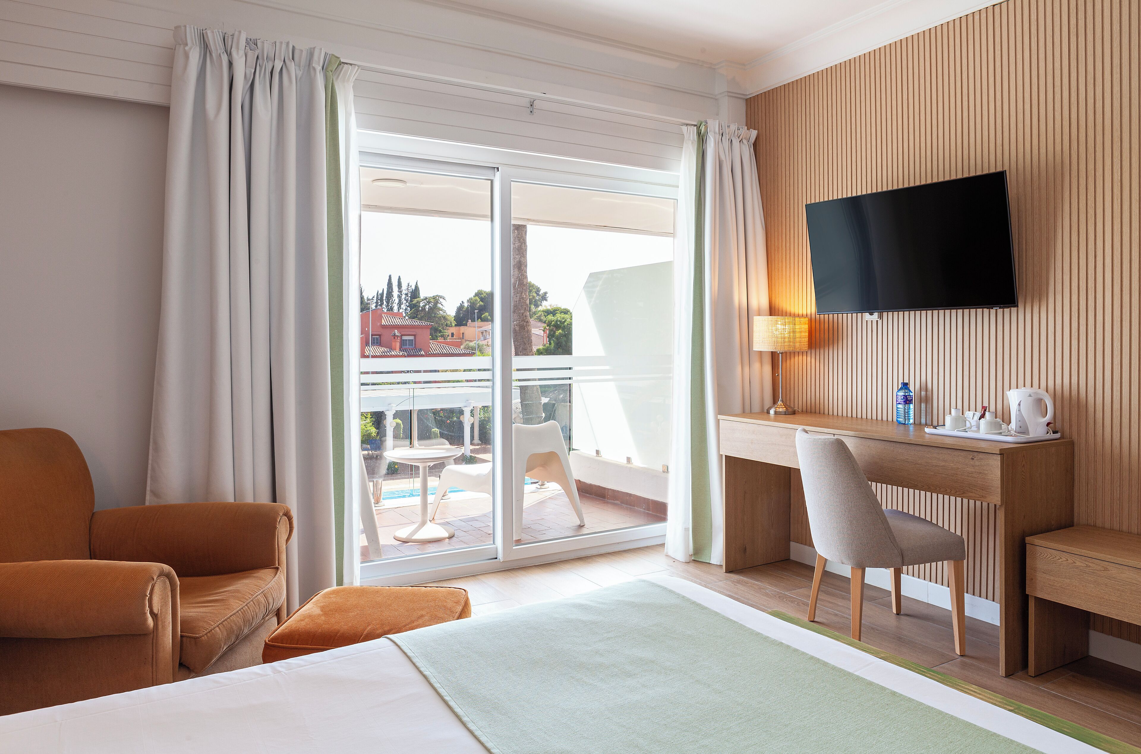 Klassieke tweepersoonskamer, uitzicht op zwembad | Een minibar met enkele gratis items, een kluis op de kamer, een bureau