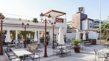 บริการอาหารเช้า อาหารกลางวัน และอาหารเย็น