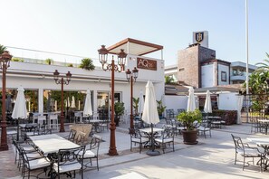 Breakfast, lunch and dinner served