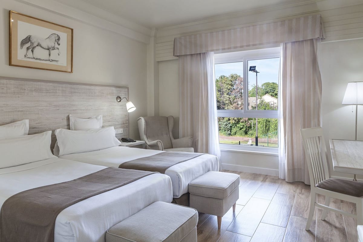 Minibar contenant certains articles gratuits, coffre-fort, bureau