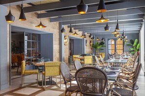 Serveert ontbijt, lunch en diner