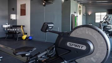 Een stilstandfiets met het merknaam 'SPIRIT' in een sportschool.