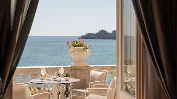 Suite, Terraza, vista al mar (Imperial Blue-2 Adults only) | Vista al agua