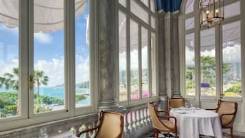 2 restaurants, lunch served