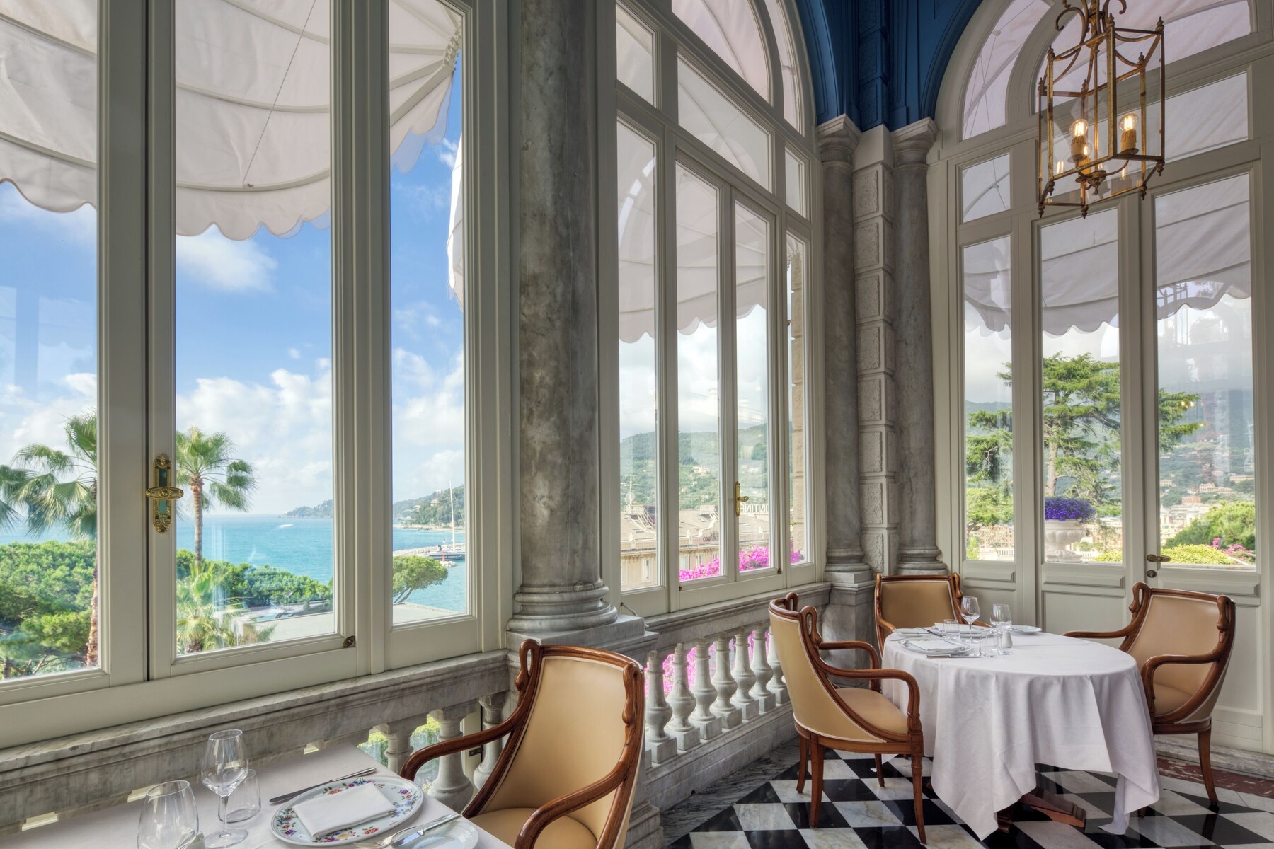 2 restaurants; lunch and dinner served 