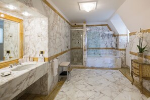 Tower Suite, Sea View  (2 Adults only) | Badezimmer | Kostenlose Toilettenartikel, Haartrockner, Bademäntel, Hausschuhe