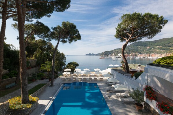 Piscine extérieure, chaises longues