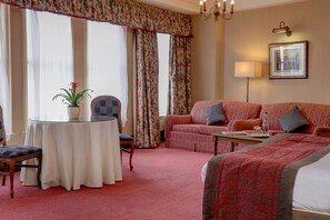 行政开间套房, 1 张特大床 | 办公桌、熨斗/熨衣板、免费 WiFi、床单