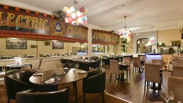 Aperto a pranzo e cena, cucina locale