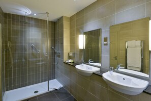Quarto club, 1 cama King | Banheiro | Chuveiro/banheira combinados, produtos de toalete grátis