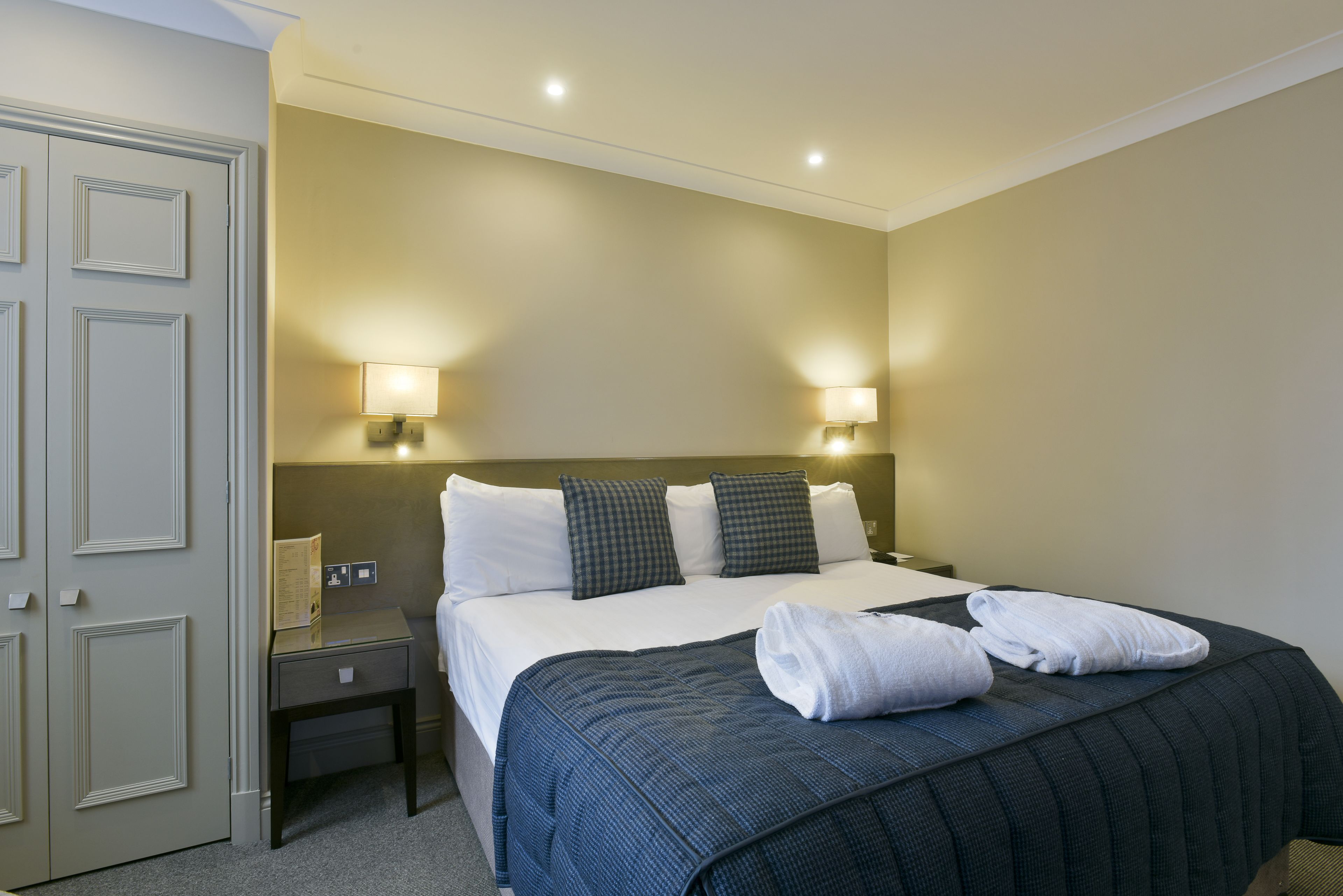 club king room | desk, iron/ironing board, free wifi, bed sheets