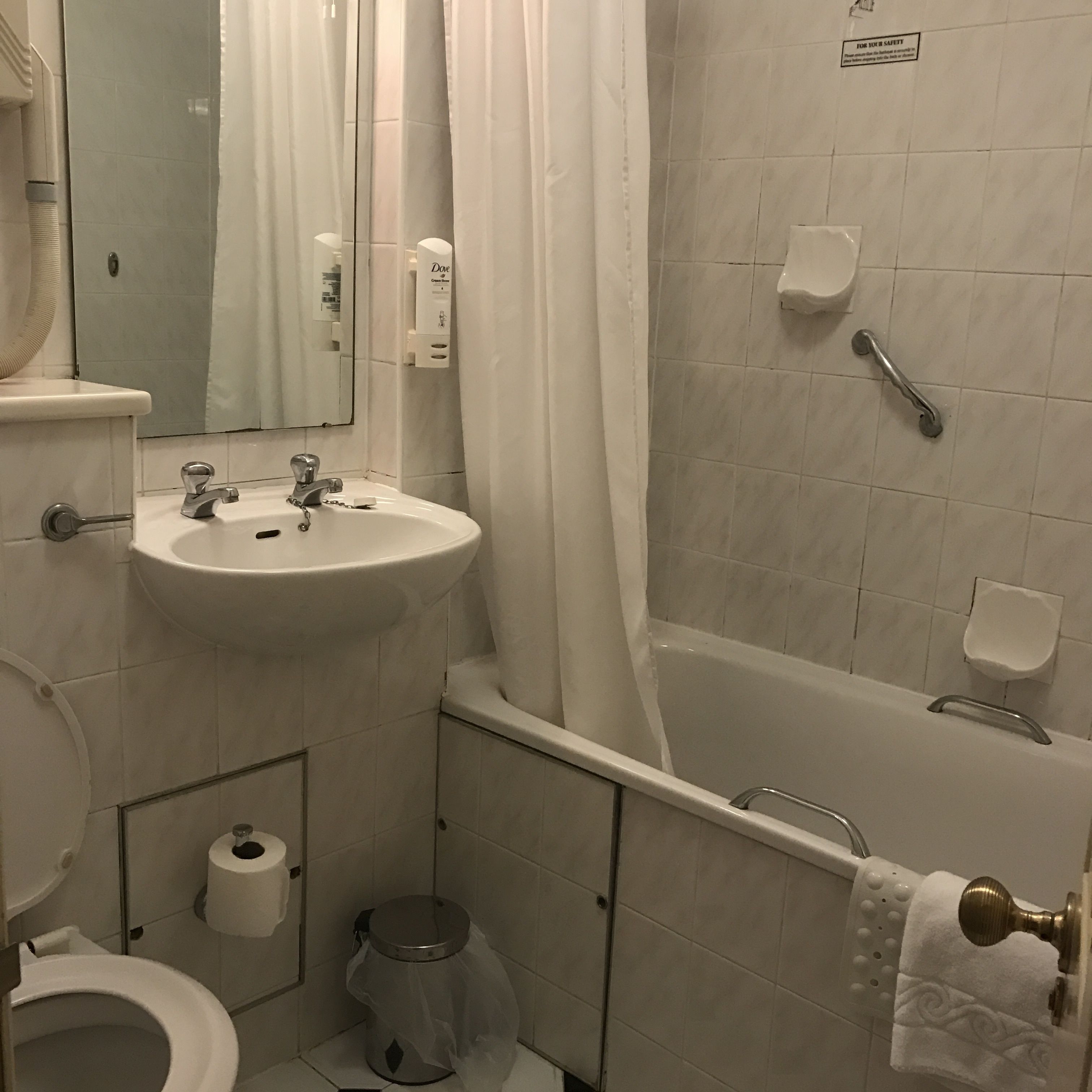 Un baño con lavamanos, inodoro y bañera.