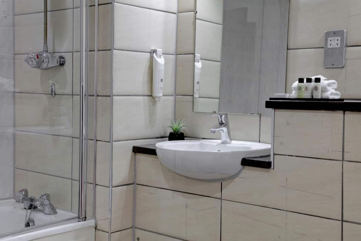 executive king suite | bathroom | combined shower/bathtub, free toiletries, hair dryer, towels