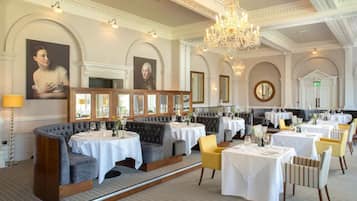 2 restaurants; breakfast, lunch and dinner served