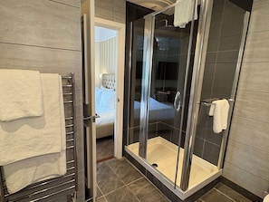 Suite Junior | Salle de bain | Articles de toilette griffés, séchoir à cheveux, serviettes fournies