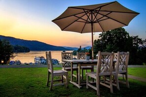 2 restaurantes; se sirven desayunos, almuerzos y cocina británica 