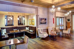 2 Bars/Lounges