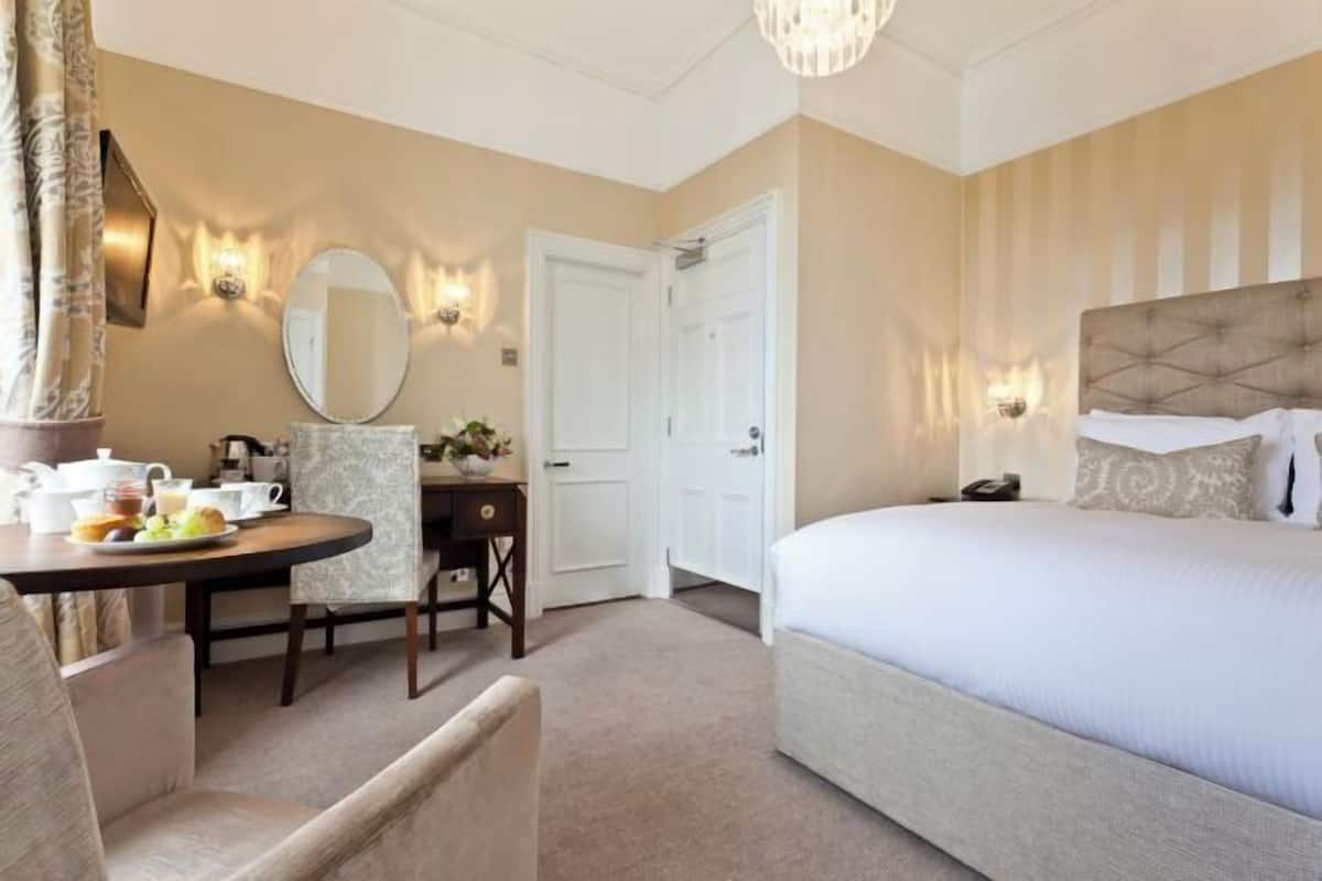 1 bedroom, Egyptian cotton sheets, hypo-allergenic bedding