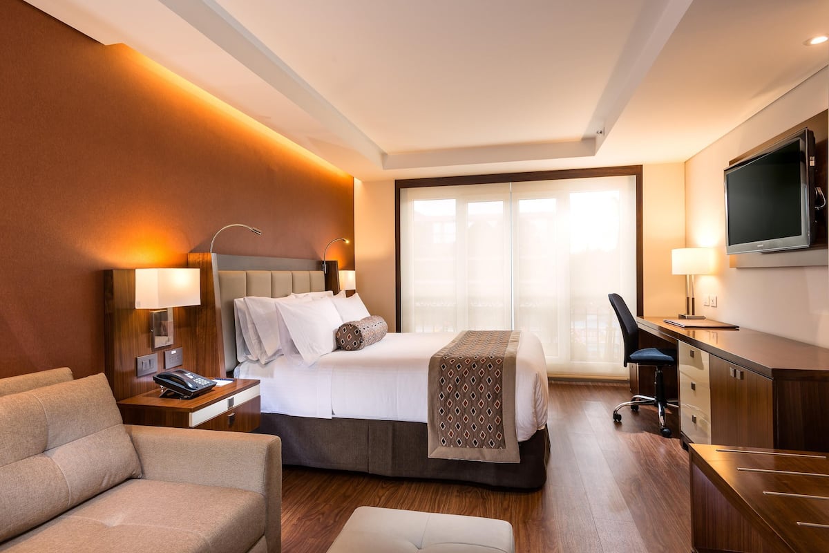Ropa de cama de alta calidad, minibar, caja fuerte y escritorio