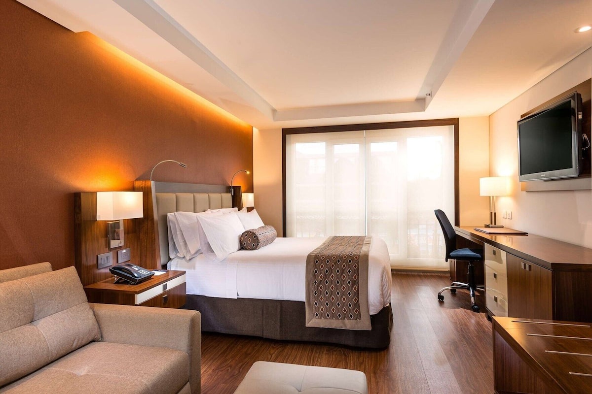 Ropa de cama de alta calidad, minibar, caja fuerte y escritorio