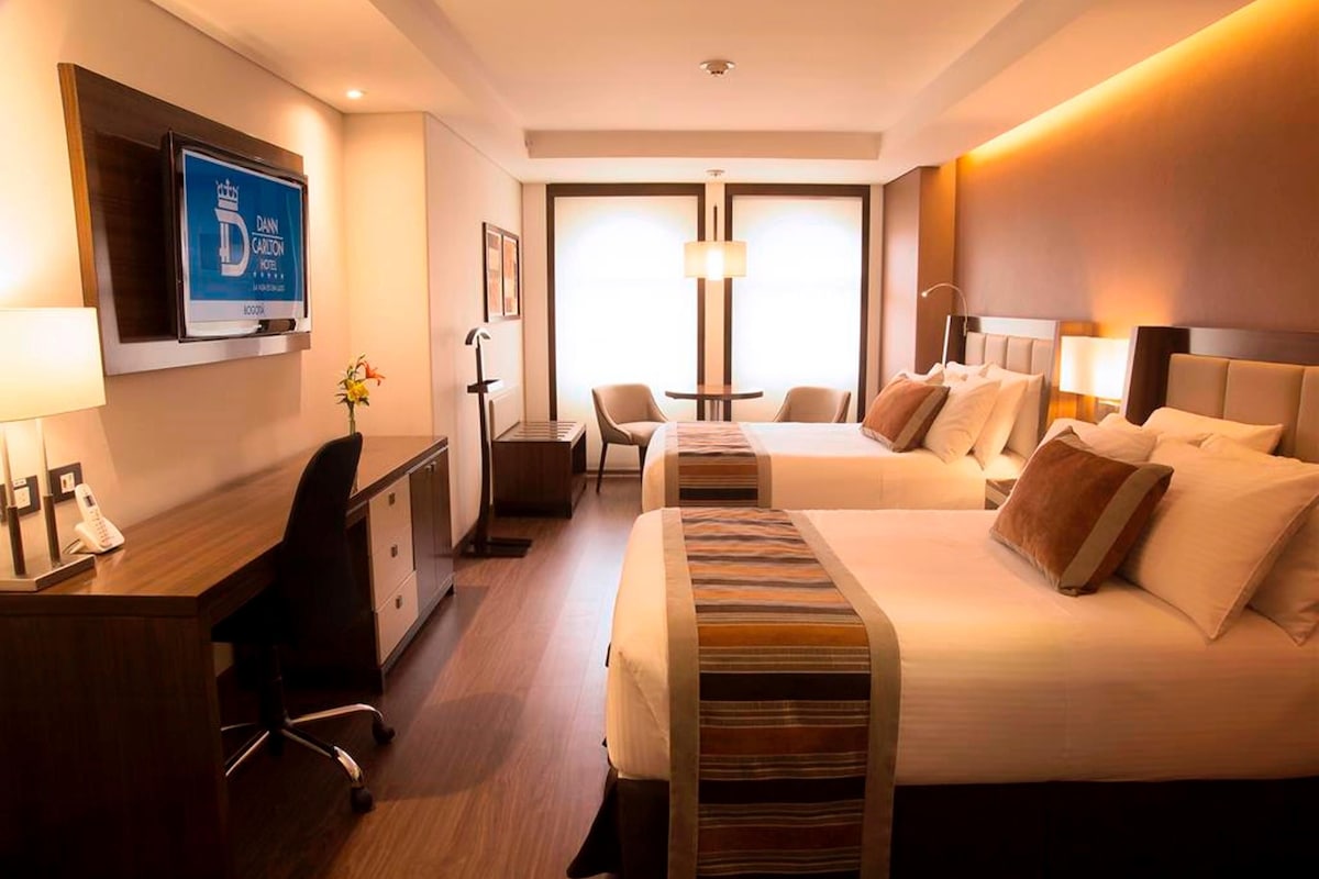 Luxe beddengoed, een minibar, een kluis op de kamer, een bureau