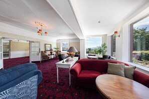 Serves lunch and dinner - Lake District Castle Inn hotel & Spa (Keswick)