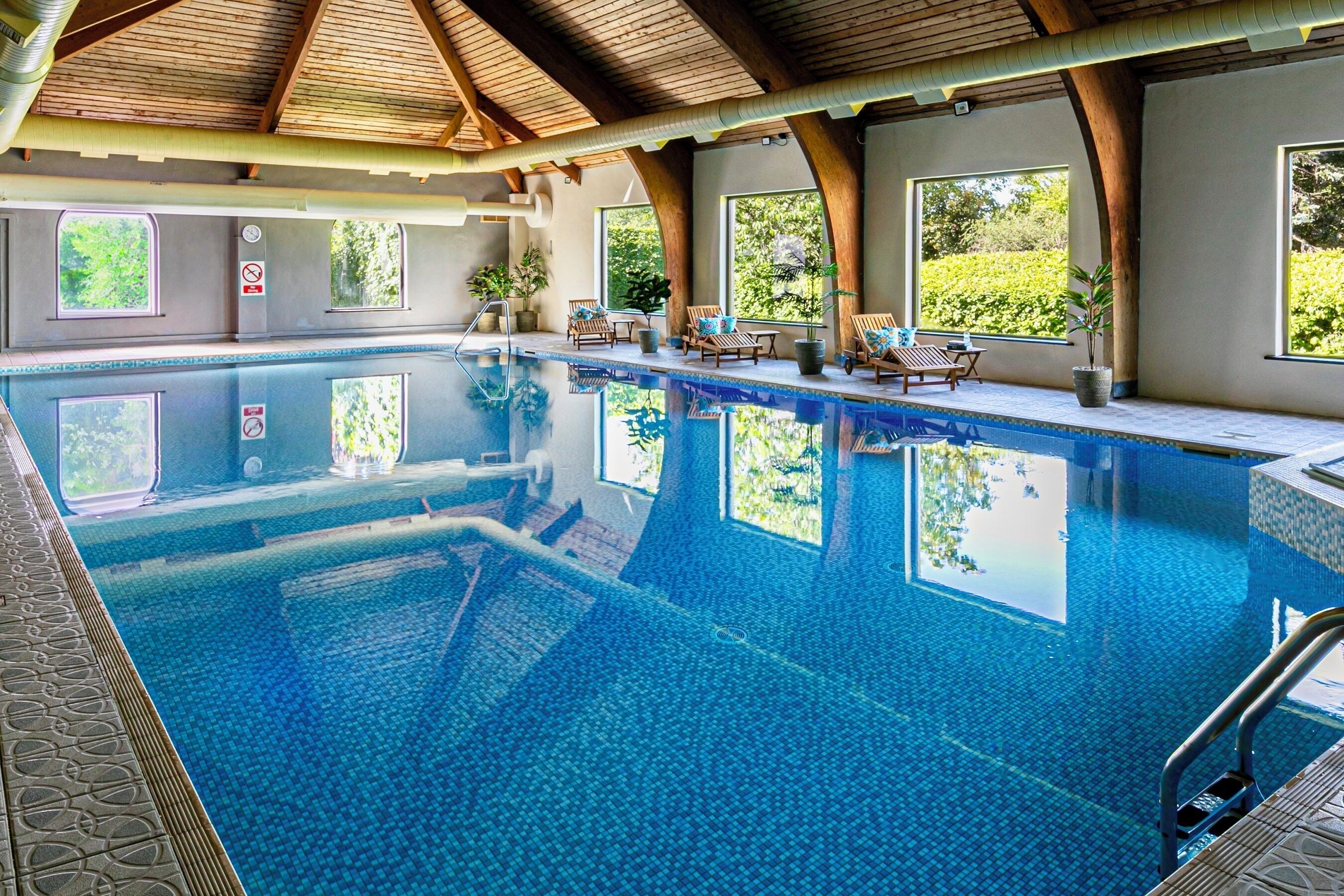 Sisäuima-allas, aurinkotuoleja