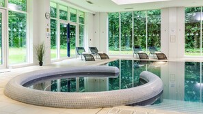 Piscina interna, espreguiçadeiras