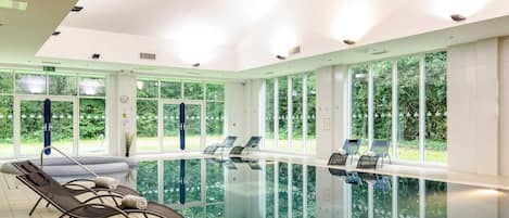 Piscine couverte, chaises longues