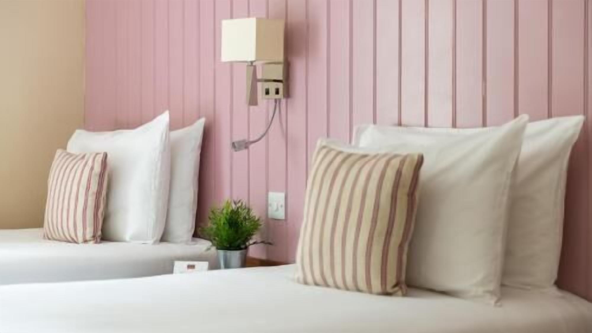 Skrivbord, gratis wi-fi, sängkläder och väckarklockor