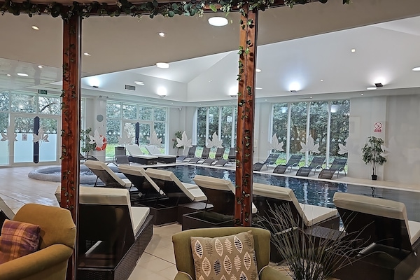 Couples treatment rooms, body treatments, hot stone massages, body wraps