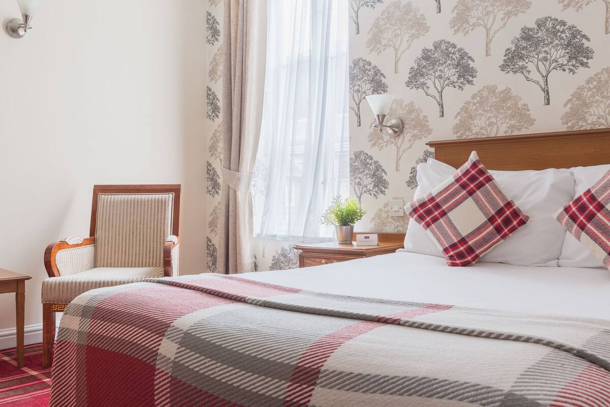 Standard Double Room | Desk, WiFi (free), alarm clocks, bed sheets
