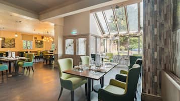 2 restaurants, lunch served