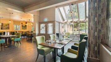 2 restaurants, lunch served