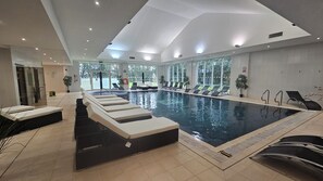 Kolam renang indoor, dengan kursi berjemur