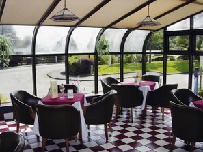 Serveert ontbijt, lunch, diner, lokale gerechten 