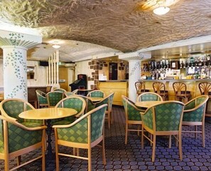 2 bars/lounges, cocktail bar, pub