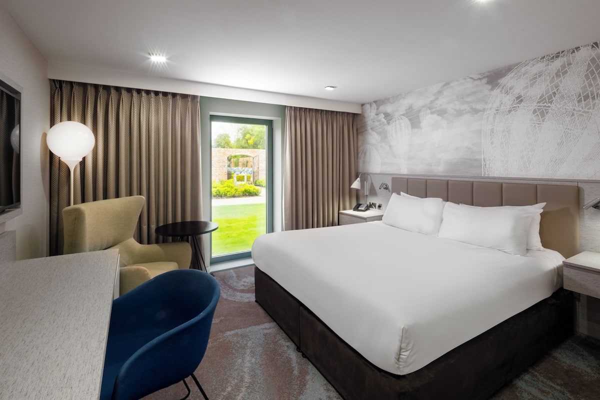 Superior Room, 1 King Bed | Minibar, in-room safe, desk, blackout drapes