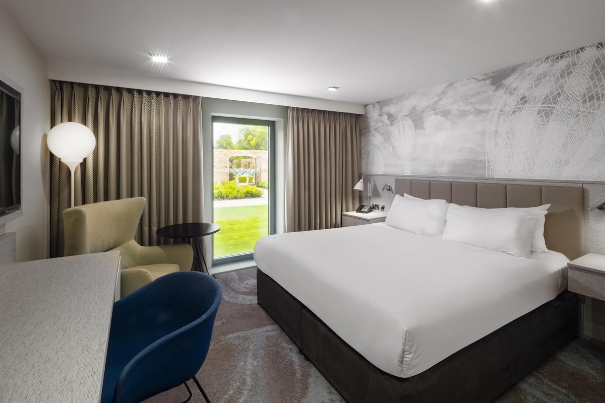 Superior Room, 1 King Bed | Minibar, in-room safe, desk, blackout drapes