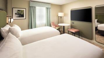 Twin Room | Minibar, in-room safe, desk, blackout drapes