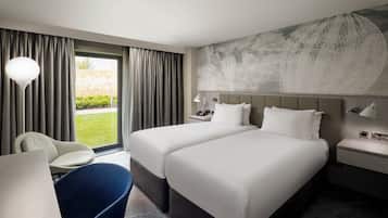 Twin Room | Minibar, in-room safe, desk, blackout drapes