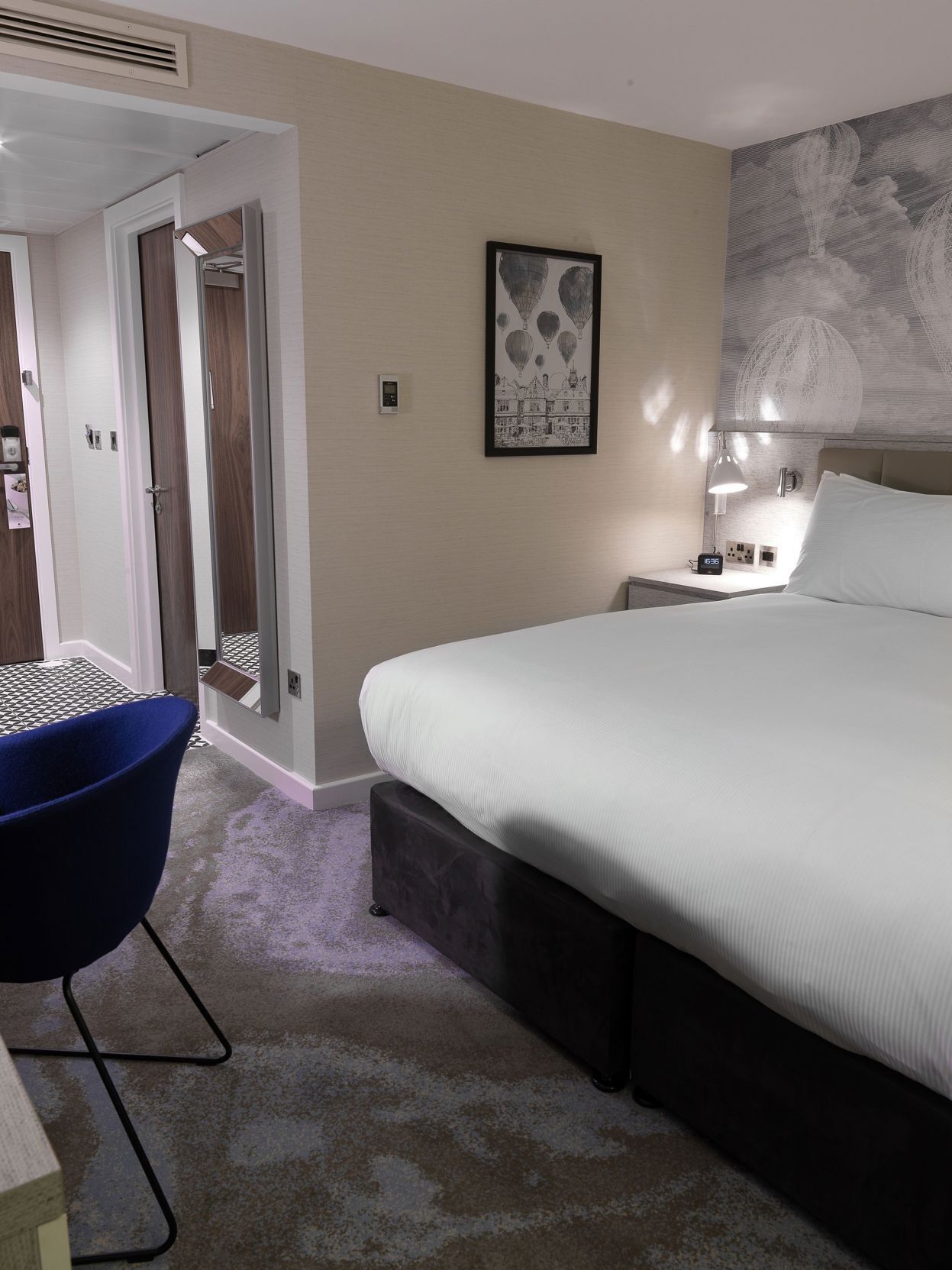 Minibar, safe på rommet, skrivebord og blendingsgardiner