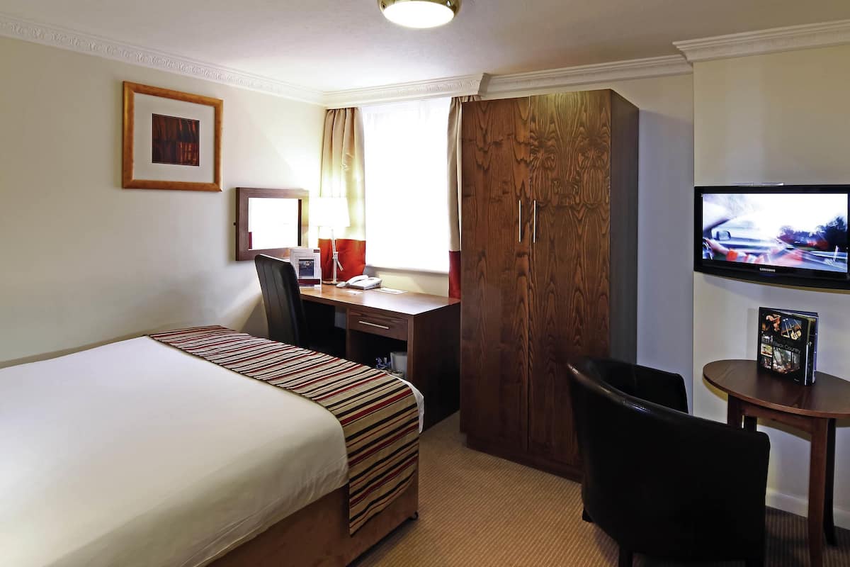 Double Room, 1 Double Bed | In-room safe, desk, blackout curtains, iron/ironing board